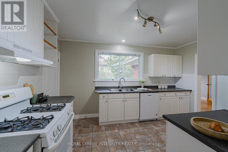 28557939/1695-gage-crescent-n/bel-air-heights/ottawa/ontario/K2C0Z7_25