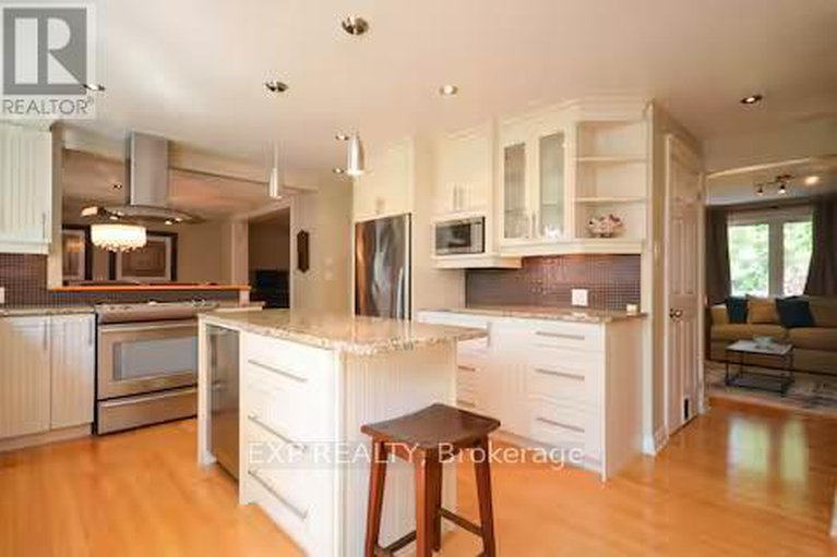 29266483/2389-ogilvie-road-e/beacon-hill-north/ottawa/ontario/K1J7N4_13