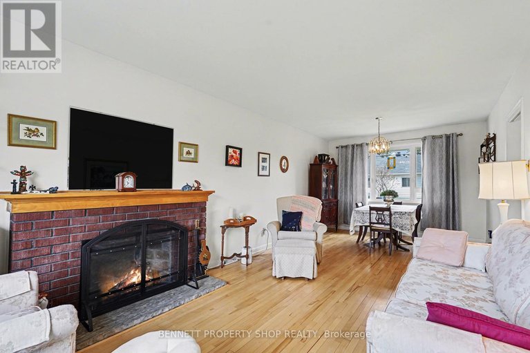 29640323/1953-saunderson-drive/elmvale-acresurbandale/ottawa/ontario/K1G2C8_4