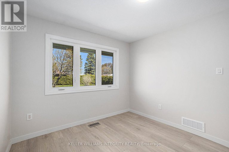 28247144/1401-lowen-drive/riverside-southgloucester-glen/ottawa/ontario/K1V1H3_18