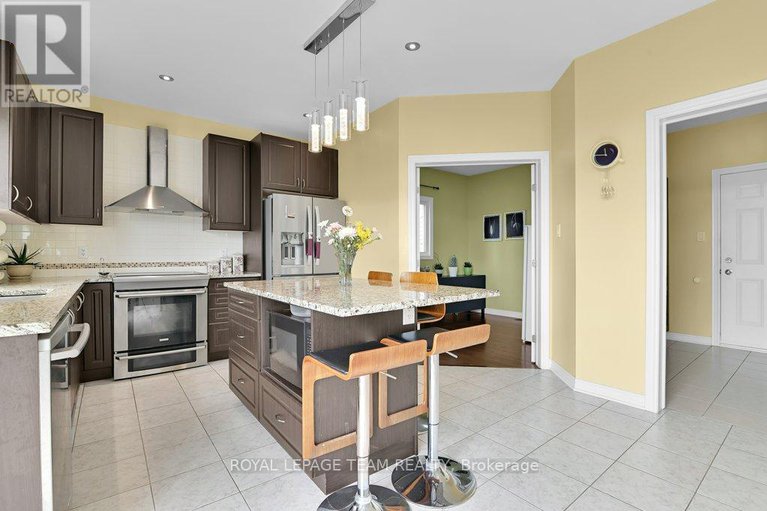 28330795/130-winterhaven-drive/mer-bleuebradley-estatesanderson-park/ottawa/ontario/K1W0H4_11