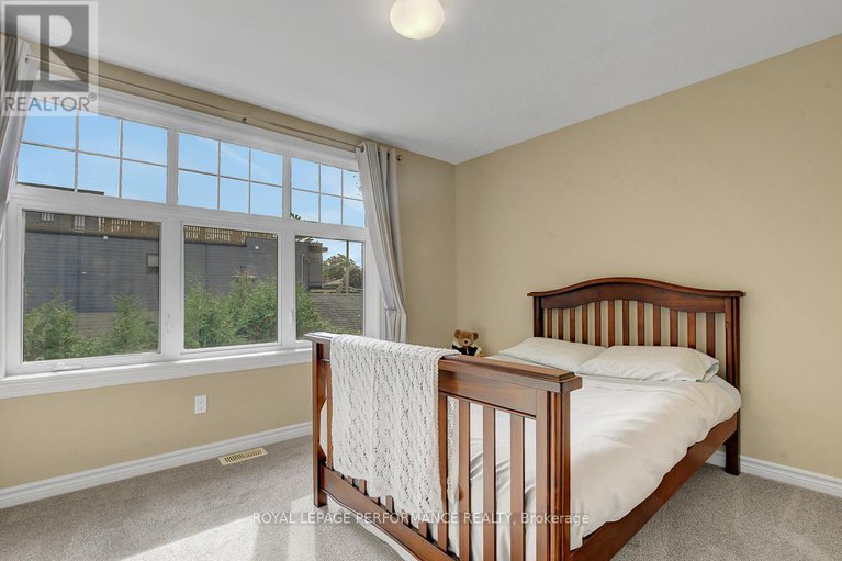 29013155/318-iona-street/westborohampton-park/ottawa/ontario/K1Z7B9_16