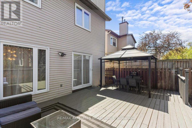 28416743/423-viewmount-drive/borden-farmstewart-farmcarleton-heightsparkwood-hills/ottawa/ontario/K2E7P1_6