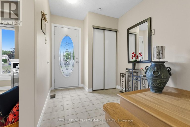 28895549/2463-orient-park-drive/blackburn-hamlet-south/ottawa/ontario/K1B4N2_5