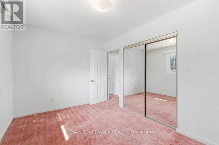 29567574/1274-maitland-avenue/copeland-park/ottawa/ontario/K2C2C6_15