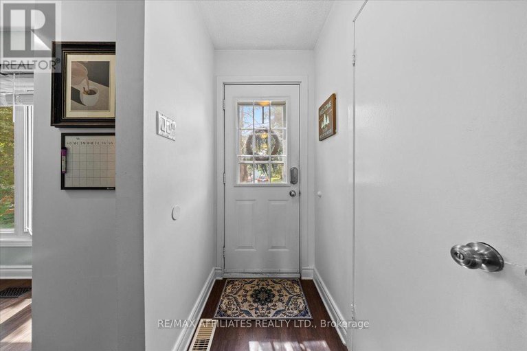 28649906/2530-autumn-hill-crescent/blackburn-hamlet-south/ottawa/ontario/K1B4M7_3