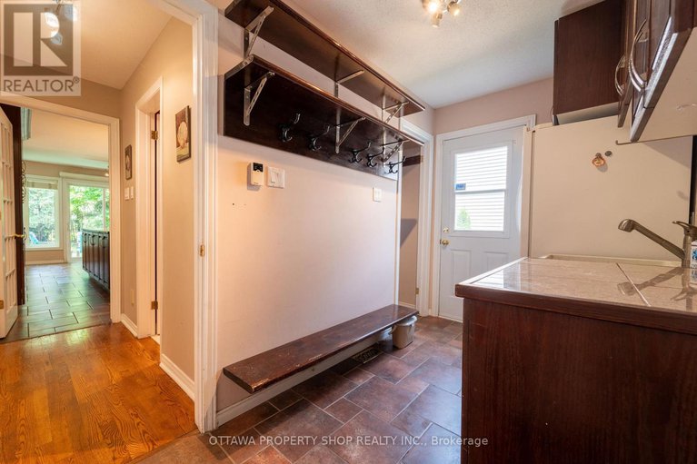 28429385/566-falwyn-crescent-w/fallingbrookridgemount/ottawa/ontario/K4A2A4_19