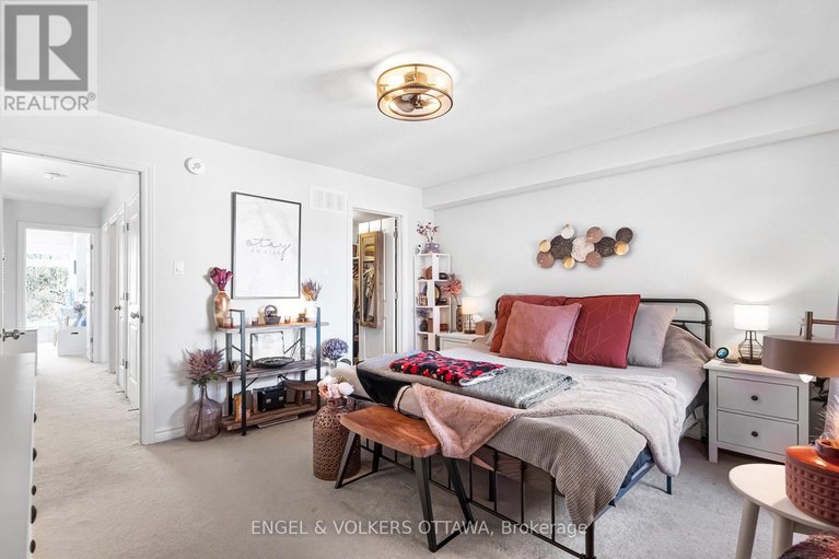 29589198/740-miikana-road/blossom-parkkemp-parkfindlay-creek/ottawa/ontario/K1X0H6_25