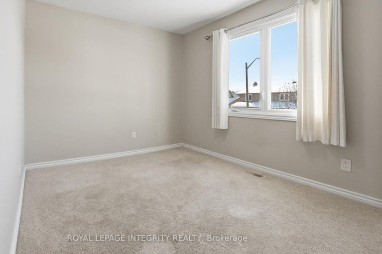 29316968/1055-plante-drive/hunt-clubwestern-community/ottawa/ontario/K1V9E5_18