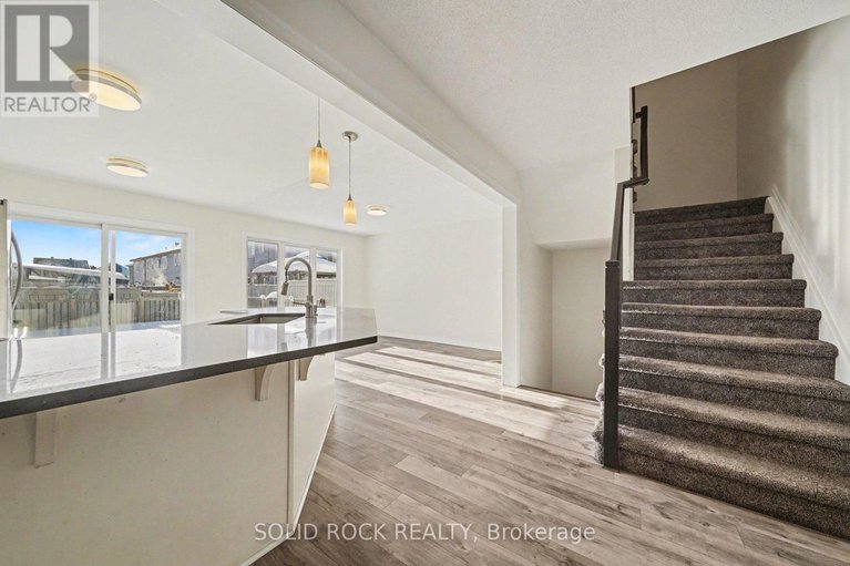 29305275/407-white-arctic-avenue/half-moon-bay/ottawa/ontario/K2J5W5_7