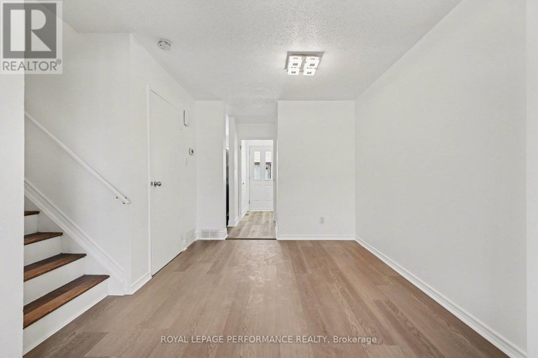 29425118/1584-feather-lane/sawmill-creektimbermill/ottawa/ontario/K1T1V4_11