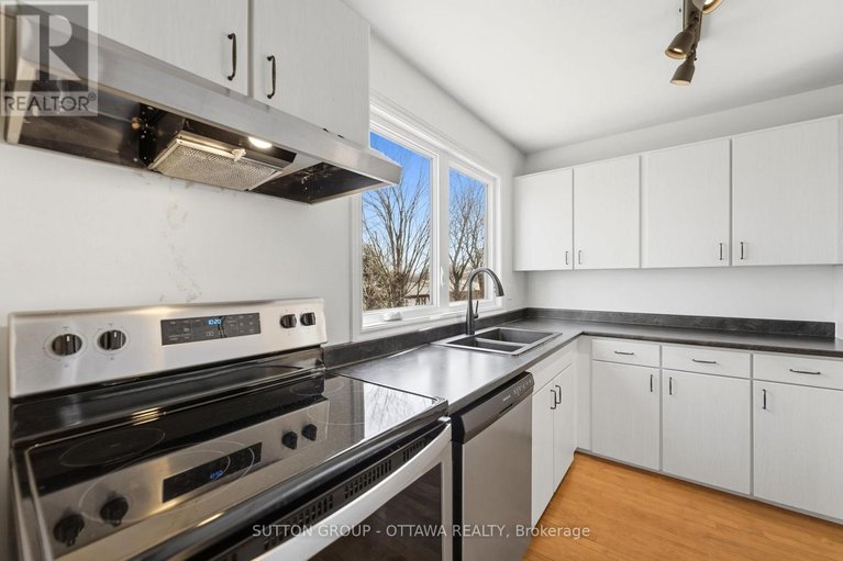 29633973/110-pigeon-terrace/hunt-clubwestern-community/ottawa/ontario/K1V9H7_17