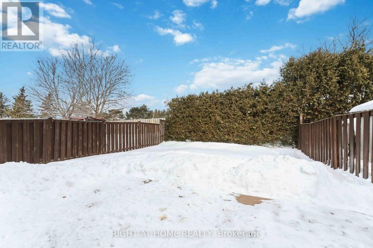 29403444/4-castle-glen-crescent/glencairnhazeldean/ottawa/ontario/K2L4H1_33