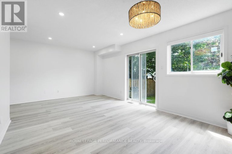 28746002/1416-caravel-crescent/bilberry-creekqueenswood-heights/ottawa/ontario/K1E3X4_13