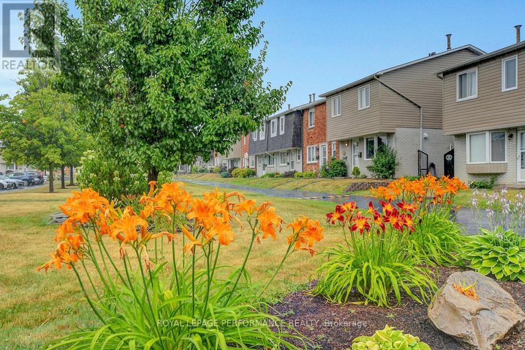 28710686/22-550-straby-avenue/overbrookcastle-heights/ottawa/ontario/K1K1H1_45