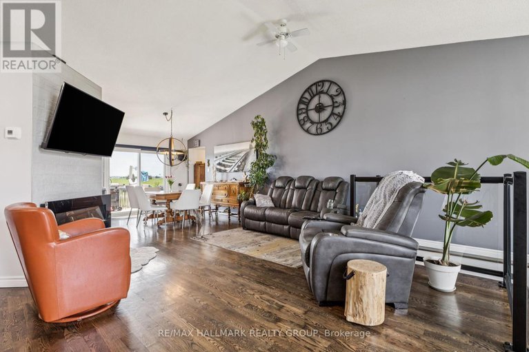 28595134/585-blue-corner-road/champlain-twp/champlain/ontario/K0B1K0_3