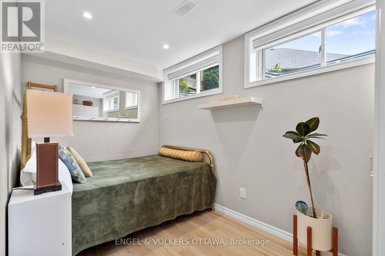 28806486/27-esquimault-avenue/bruce-farmgraham-parkqualicumbellands/ottawa/ontario/K2H6Z4_38