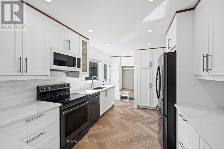 28834726/1095-boucher-crescent/manotick-south-to-roger-stevens/ottawa/ontario/K4M1B3_13