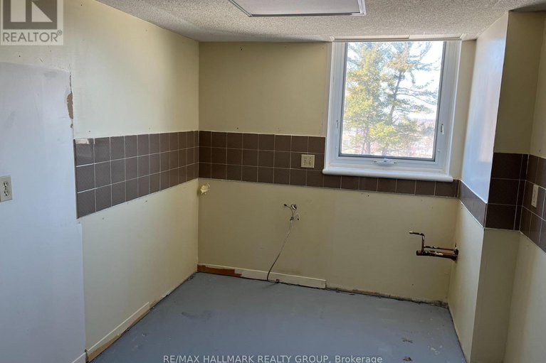 29411119/708-80-sandcastle-drive/leslie-park/ottawa/ontario/K2H9E7_15