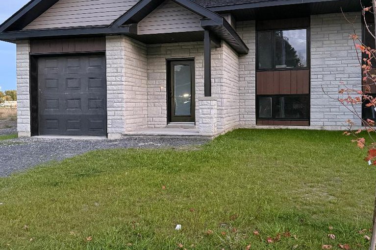 29021104/24-s-beech-street/lancaster/south-glengarry/ontario/K0C1N0_1