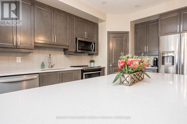 28443105/208-sittelle-private/fallingbrookgardenway-south/ottawa/ontario/K4A1G1_11