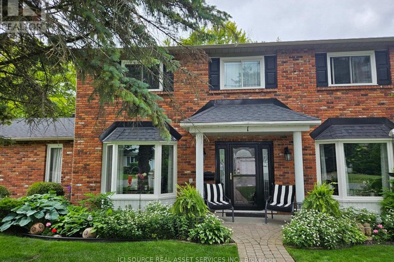 28675680/1-erinlea-court/pineglencountry-place/ottawa/ontario/K2E7C8_2