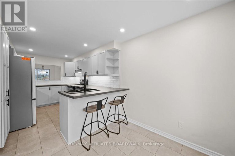 28517724/68-111-beachview-private-w/mooneys-bayriverside-park/ottawa/ontario/K1V1M7_8