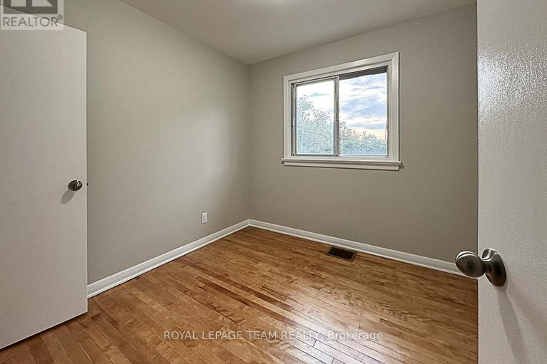 28916019/70-crownhill-street/cardinal-heights/ottawa/ontario/K1J7K8_13