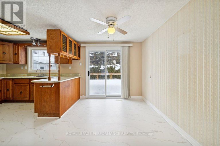 29377761/348-amiens-street/bilberry-creekqueenswood-heights/ottawa/ontario/K1E1N9_11