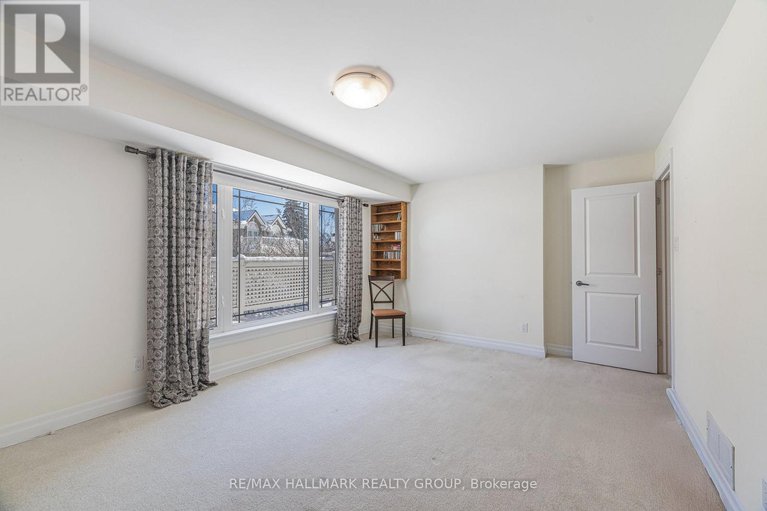 29357425/8-waterford-way/pineglencountry-place/ottawa/ontario/K2E7V4_29