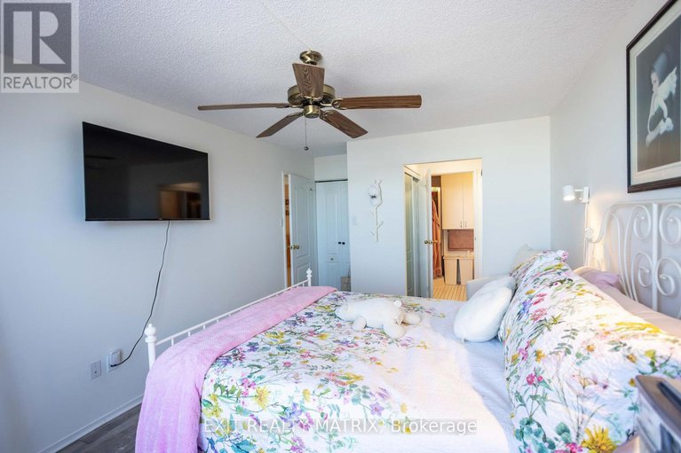 29349666/1007-2759-carousel-crescent/emerald-woodssawmill-creek/ottawa/ontario/K1T2N5_26