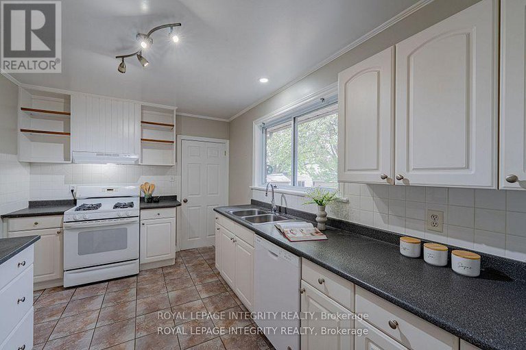 28733956/1695-gage-crescent-n/bel-air-heights/ottawa/ontario/K2C0Z7_24