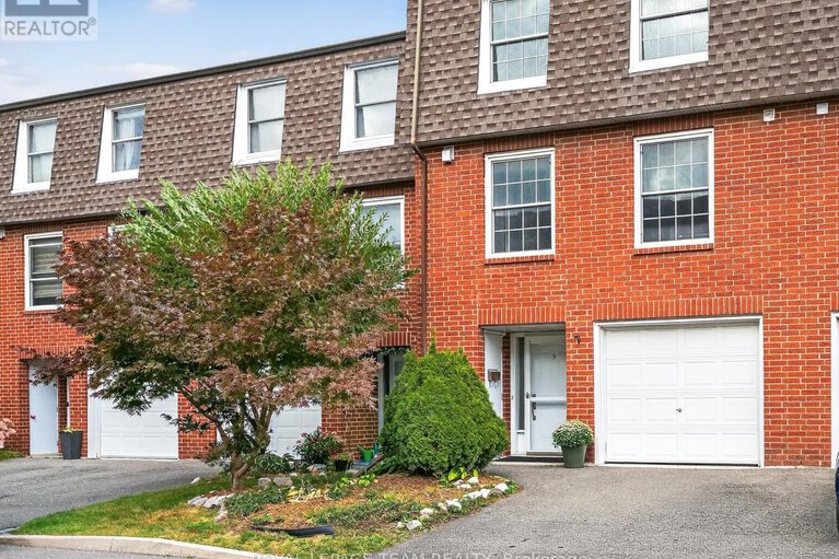 29306752/9-moorside-private/carleton-heights/ottawa/ontario/K2C3P4_1