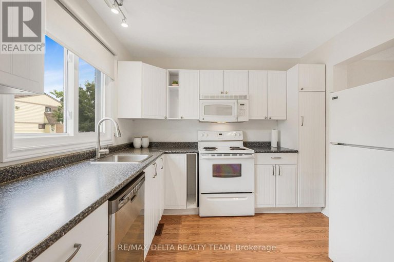 28607789/20-2000-falkirk-crescent/blackburn-hamlet-south/ottawa/ontario/K1B4Y7_9