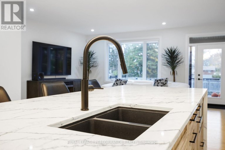 29317173/1709-fisher-ave-avenue/carleton-heights/ottawa/ontario/K2C1X9_17