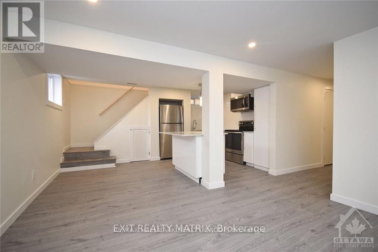 28928779/1415-maxime-road/pineview/ottawa/ontario/K1B4E7_7