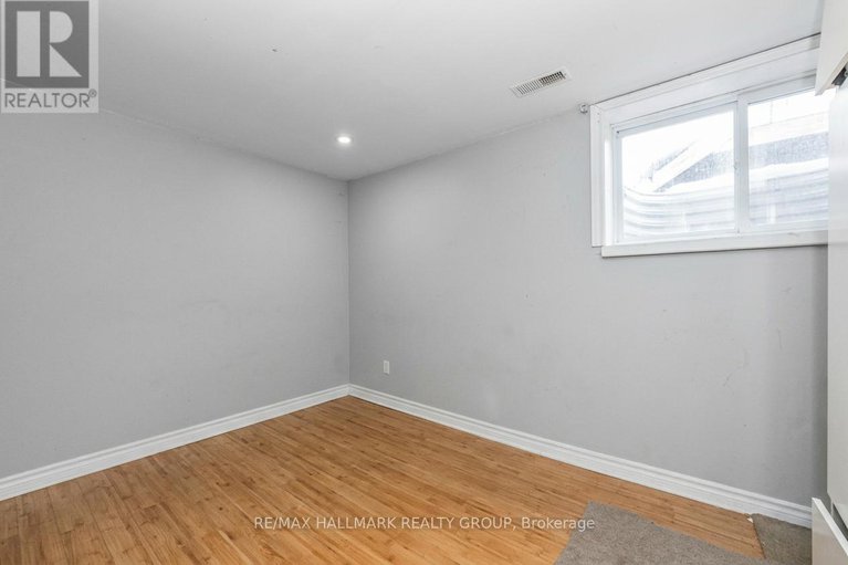 29437077/2223-halifax-drive/elmvale-acresurbandale/ottawa/ontario/K1G2W4_36