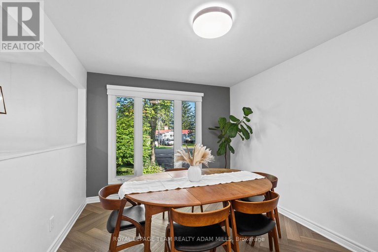 28834726/1095-boucher-crescent/manotick-south-to-roger-stevens/ottawa/ontario/K4M1B3_10