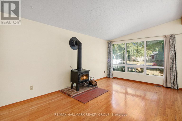 28884144/1938-featherston-drive/urbandale-acres/ottawa/ontario/K1H6P8_4