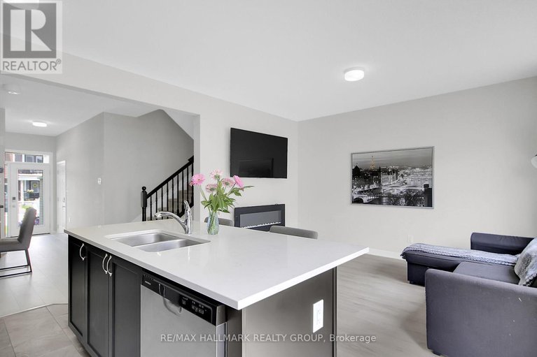 28480332/676-quilter-row/goulbourn-twp-from-franktown-rdsouth-to-rideau/ottawa/ontario/K0A2Z0_21