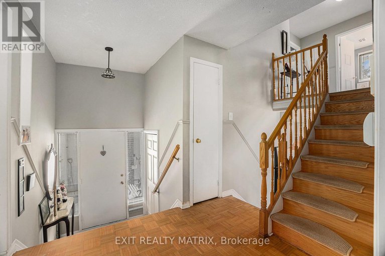 28375074/2535-third-street/cumberland-village/ottawa/ontario/K4C1C6_4
