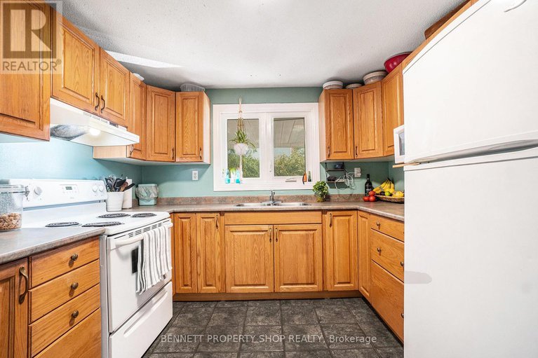 27990185/428-hatfield-crescent/bilberry-creekqueenswood-heights/ottawa/ontario/K1E1M8_5
