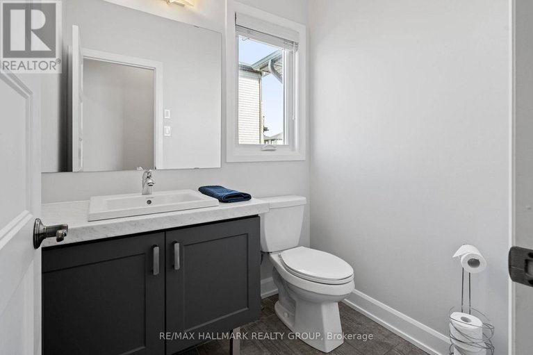 29521538/293-central-park/village-of-russell/russell/ontario/K4R0G2_15