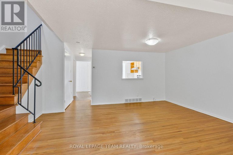 28541057/803-provost-drive/riverside-park-south/ottawa/ontario/K1V6X5_13