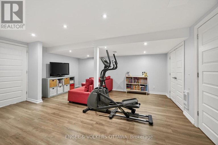 28835292/557-roosevelt-avenue/mckellarhighland/ottawa/ontario/K2A2A2_34