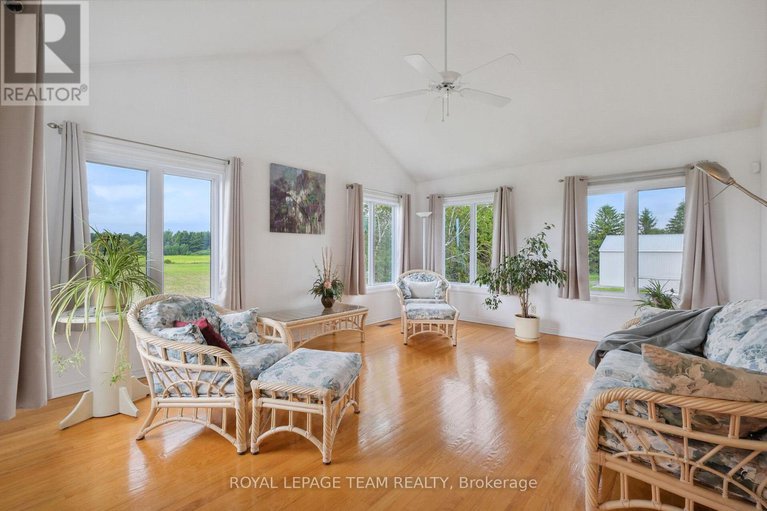 28816366/8665-russell-road/sarsfieldbearbrook/ottawa/ontario/K4B0J7_13