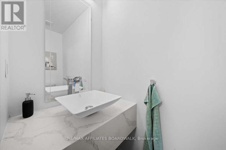 28416743/423-viewmount-drive/borden-farmstewart-farmcarleton-heightsparkwood-hills/ottawa/ontario/K2E7P1_9