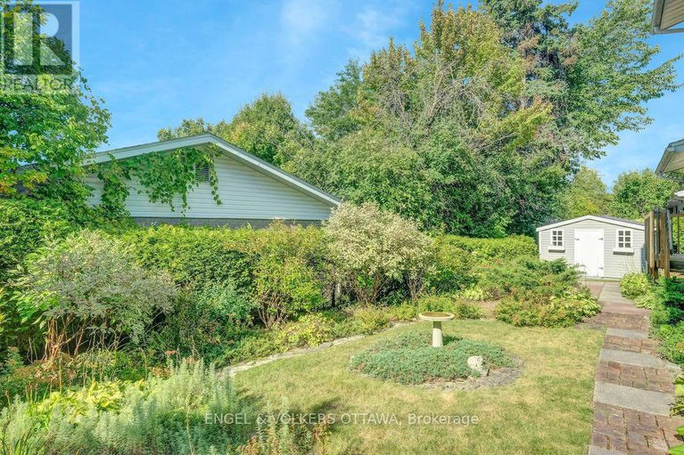 28836979/29-qualicum-street/bruce-farmgraham-parkqualicumbellands/ottawa/ontario/K2H7H1_48