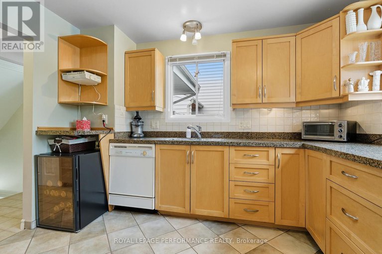 28895549/2463-orient-park-drive/blackburn-hamlet-south/ottawa/ontario/K1B4N2_13