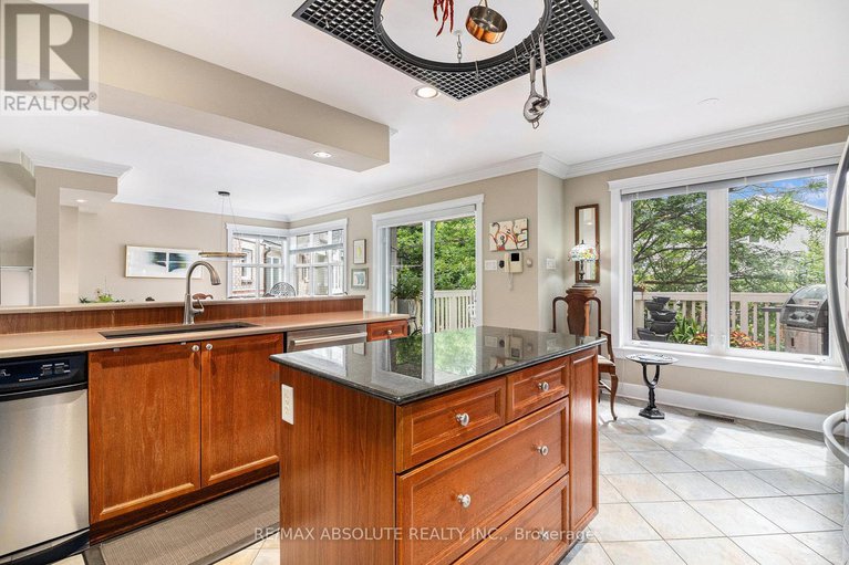 28323111/47-robinson-avenue/sandy-hill/ottawa/ontario/K1N8N8_12